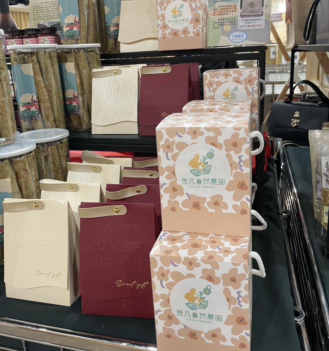 思凡的禮盒、提袋與罐裝手工蛋捲,都是常溫保存的乾貨