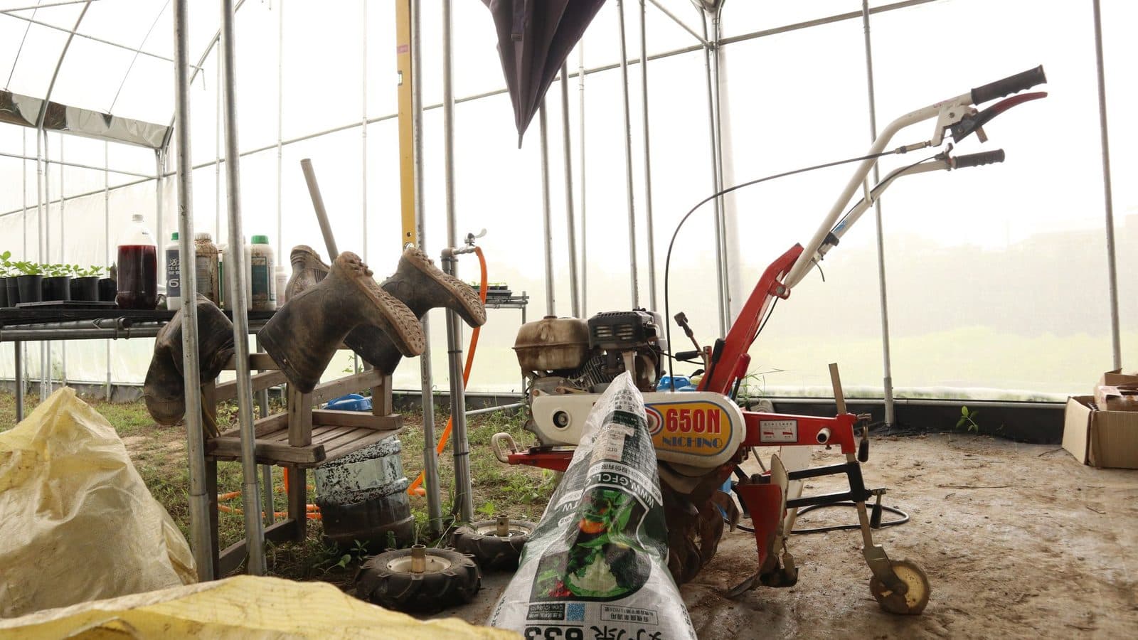 溫室裡的耕耘機、雨鞋與工具,是每次下田實際做工的痕跡